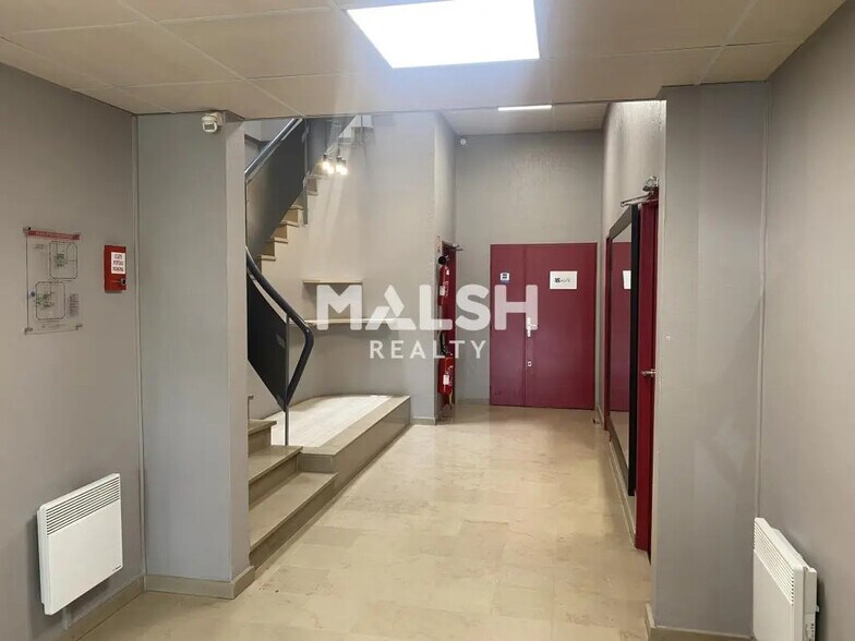 Bureau dans Limonest à louer - Hall d’entrée - Image 3 de 9