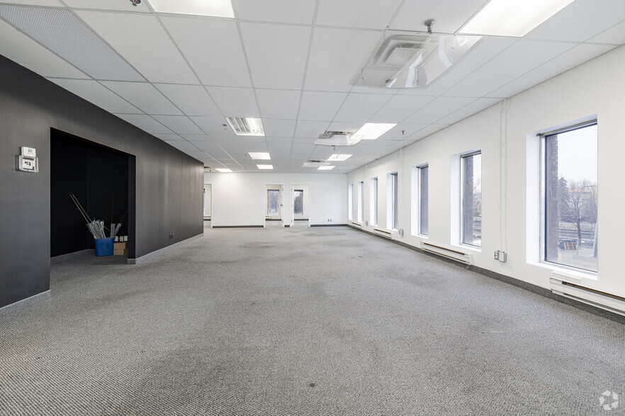 395 Av Sainte-Croix, Montréal, QC for lease - Interior Photo - Image 3 of 17