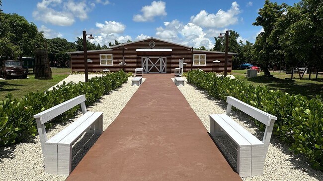 Plus de détails pour 13980 232nd St, Miami, FL - Spécialité à vendre