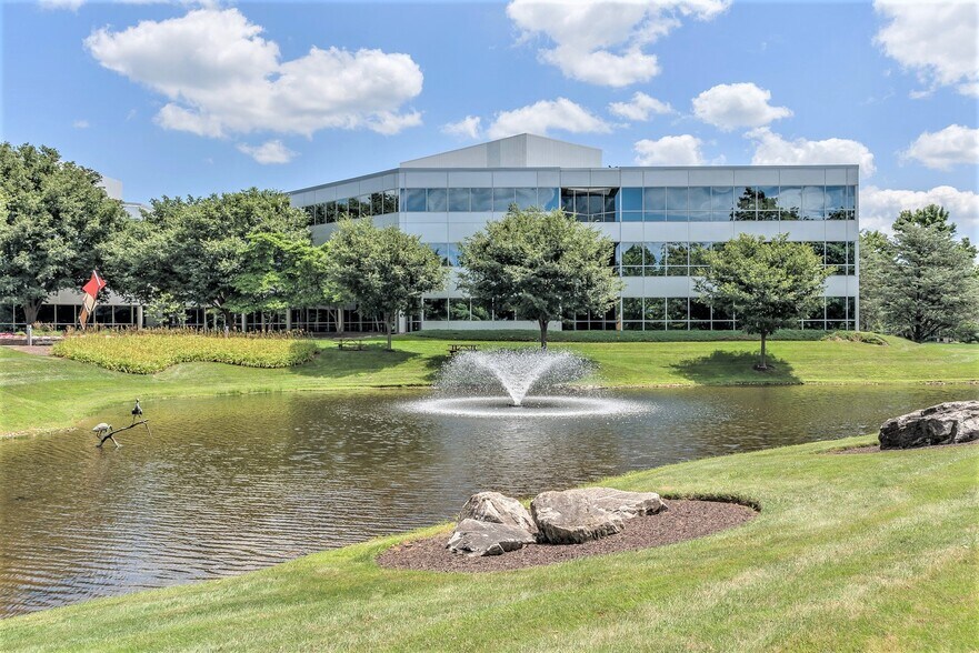 65 Valley Stream Pky, Malvern, PA à louer - Photo du bâtiment - Image 2 de 6