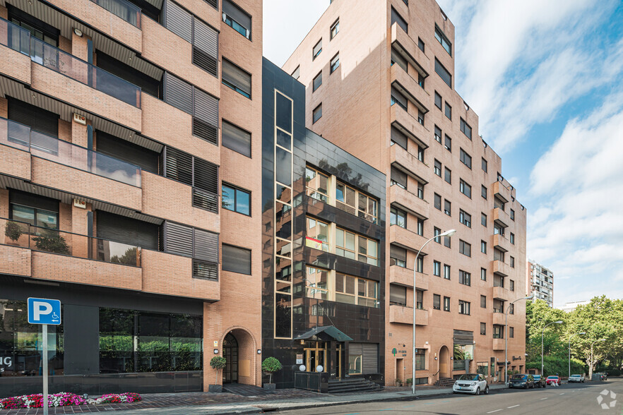 Calle de Henri Dunant, 19, Madrid, Madrid à louer - Photo du bâtiment - Image 2 de 10