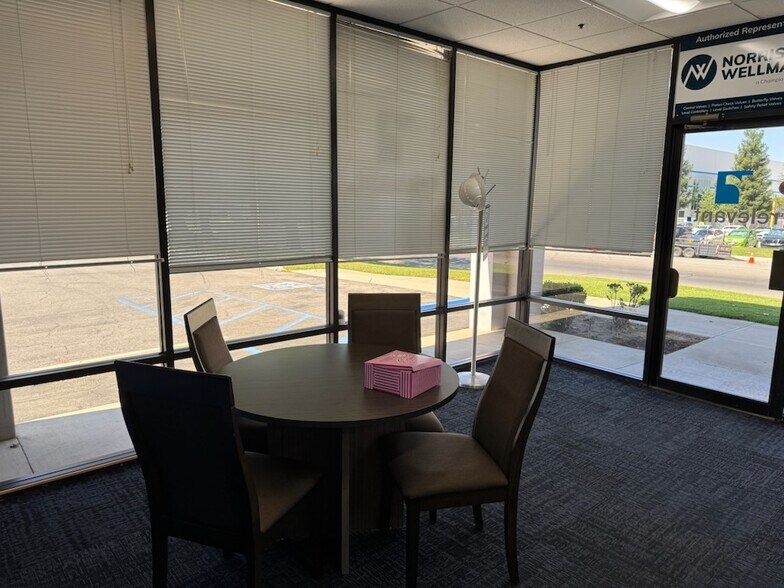 2500 Pegasus Dr, Bakersfield, CA à louer - Photo du bâtiment - Image 3 de 11
