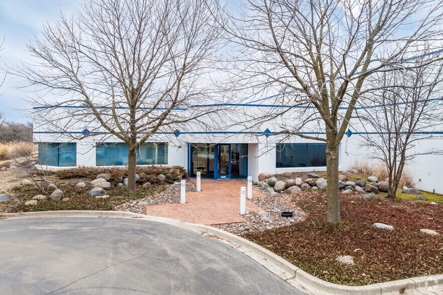 585 Capital Dr, Lake Zurich, IL à louer - Photo du bâtiment - Image 3 de 9