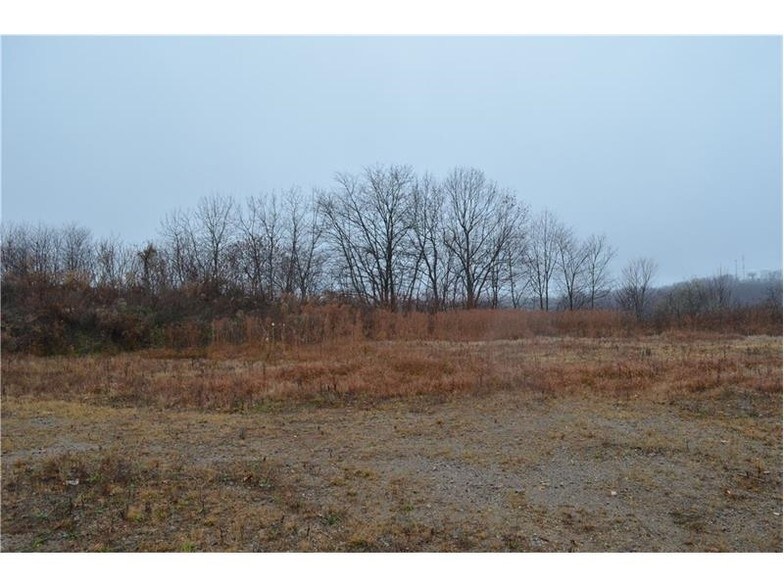 Pennant Dr, Pittsburgh, PA à vendre - Photo du bâtiment - Image 3 de 8