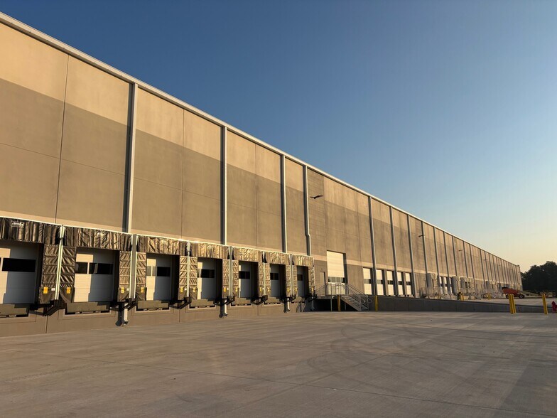 295 Paul Garrett Ave, Jeffersonville, IN à louer - Photo du bâtiment - Image 2 de 3