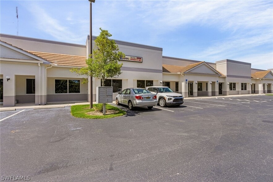 10801 Sunset Plaza Cir, Fort Myers, FL for lease - Building Photo - Image 1 of 16