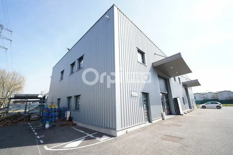Industriel dans Saint-Priest à louer - Photo du bâtiment - Image 2 de 12
