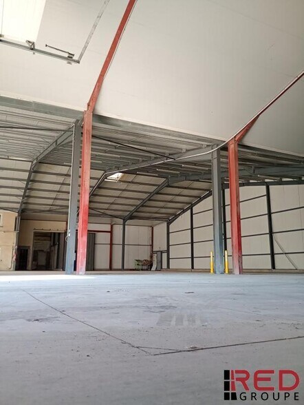 Industrial in Cavaillon for lease - Interior Photo - Image 2 of 9