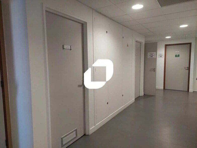 Office in Montigny-le-Bretonneux for sale - Building Photo - Image 3 of 10