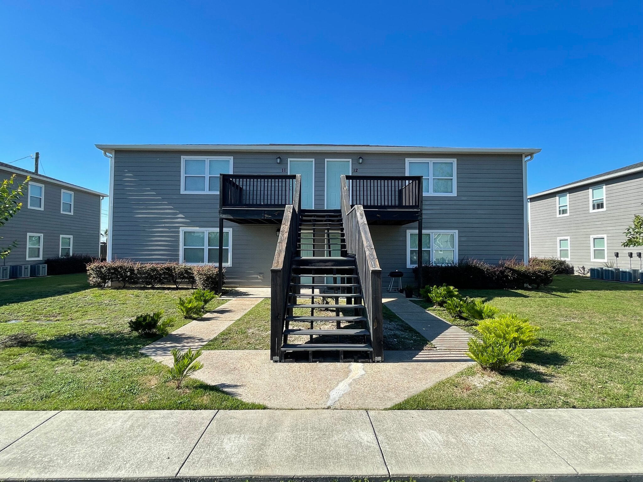 Bay Breeze Apartments portfolio of 3 properties for sale on LoopNet.ca Primary Photo- Image 1 of 15