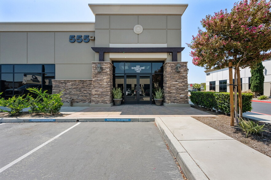 555 Queensland Cir, Corona, CA for lease - Building Photo - Image 1 of 58
