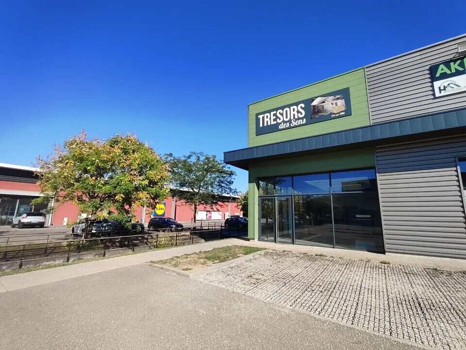 Retail in Bourgoin-Jallieu for lease Building Photo- Image 1 of 5