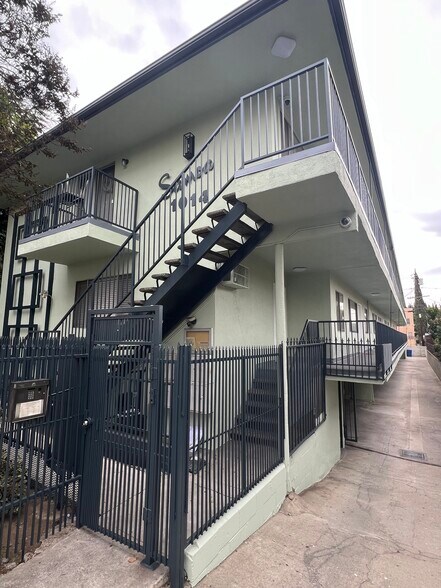 1014 N Oxford Ave, Los Angeles, CA à vendre - Photo du bâtiment - Image 2 de 79