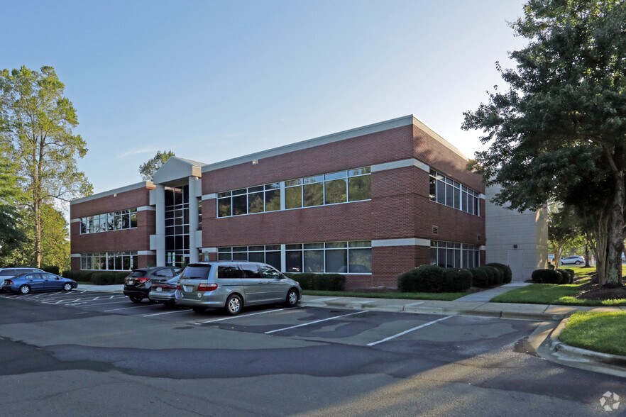 351 Wellesley Trade Ln, Cary, NC à louer - Photo du bâtiment - Image 2 de 7