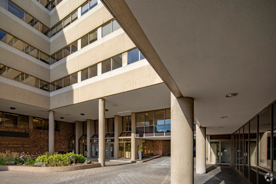 4211 Yonge St, Toronto, ON à louer - Photo du bâtiment - Image 3 de 4