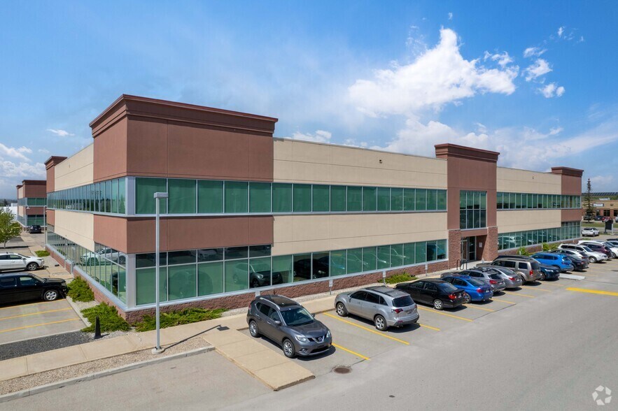 3445 114th Ave SE, Calgary, AB à louer - Photo du bâtiment - Image 2 de 8