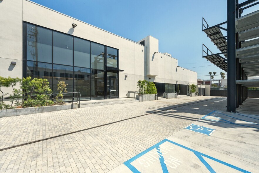 940 N Highland Ave, Los Angeles, CA à vendre - Photo du bâtiment - Image 3 de 32