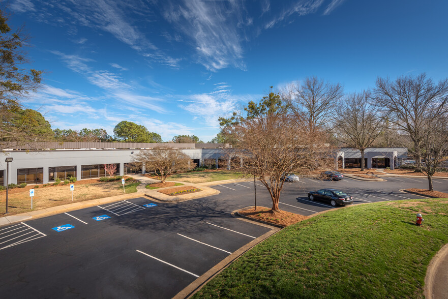 5240-5256 Greens Dairy Rd, Raleigh, NC à louer - Photo du bâtiment - Image 2 de 5