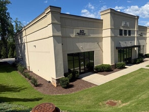 320 Seagle St, Huntersville, NC for lease Building Photo- Image 1 of 11