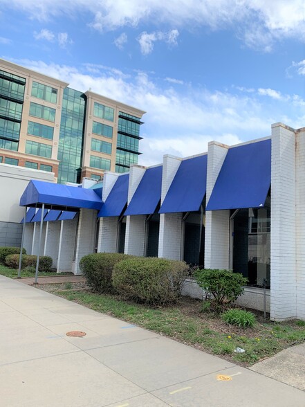 248 E Market St, Louisville, KY for lease - Building Photo - Image 1 of 2