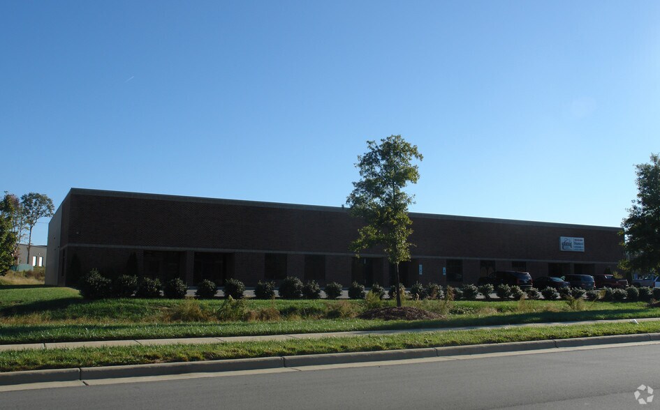 1010 Van Buren Ave, Indian Trail, NC à louer - Photo du bâtiment - Image 2 de 19