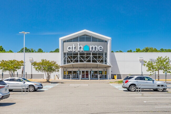 Plus de détails pour 401 International Center Dr, Sandston, VA - Commerce de détail à vendre