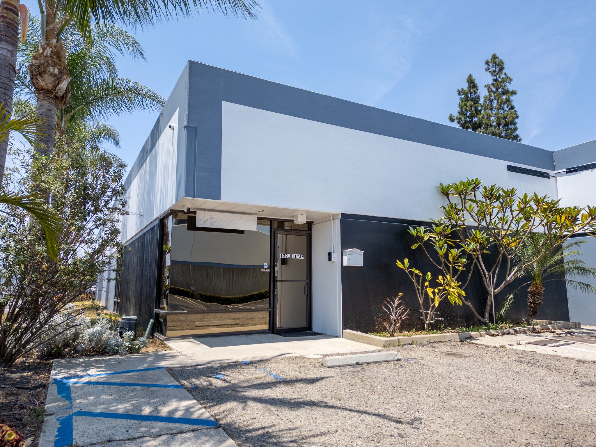 1391 Titan Way, Brea, CA à vendre Photo du bâtiment- Image 1 de 1