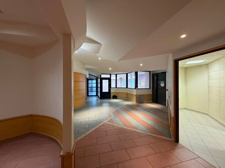 19 Rue Victor Hugo, Vénissieux for lease - Lobby - Image 3 of 13