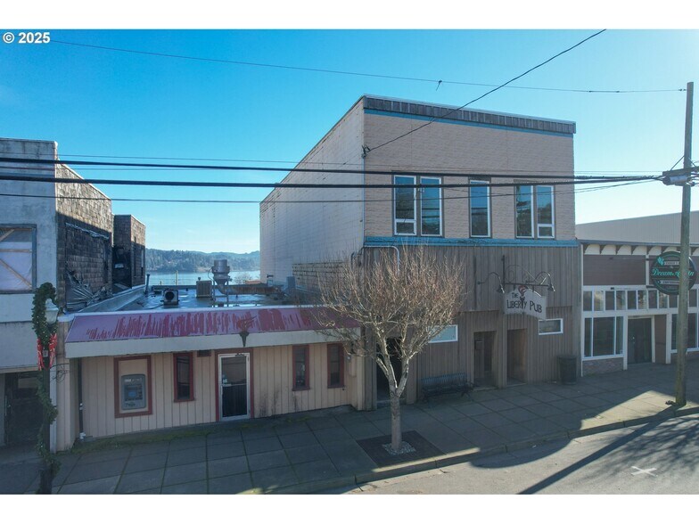 2043 Sherman Ave, North Bend, OR à vendre - Photo du bâtiment - Image 3 de 40