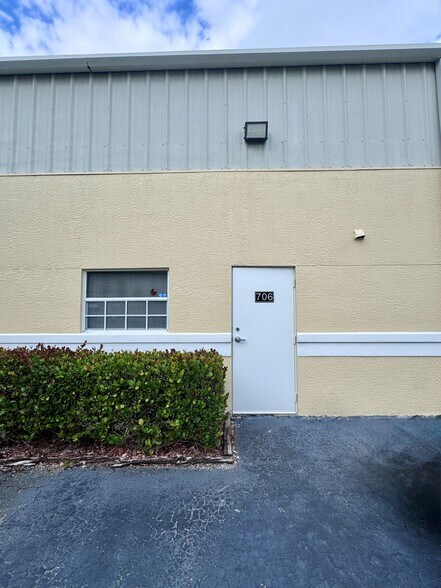 4776 Radio Rd, Naples, FL à vendre - Photo du bâtiment - Image 2 de 7