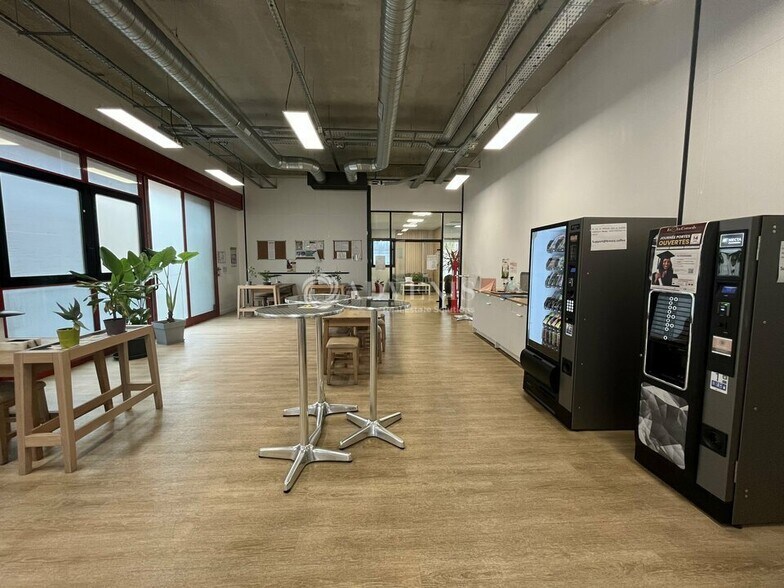 Office in Villepinte for lease - Interior Photo - Image 2 of 10