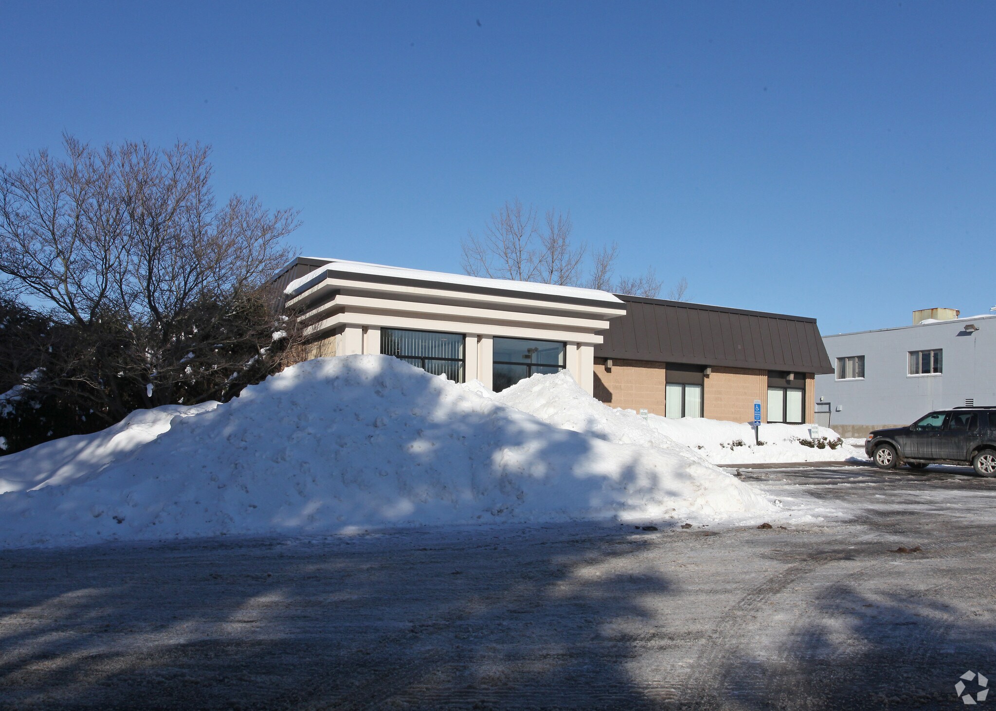 8 Ella Grasso Tpke, Windsor Locks, CT for lease Primary Photo- Image 1 of 13