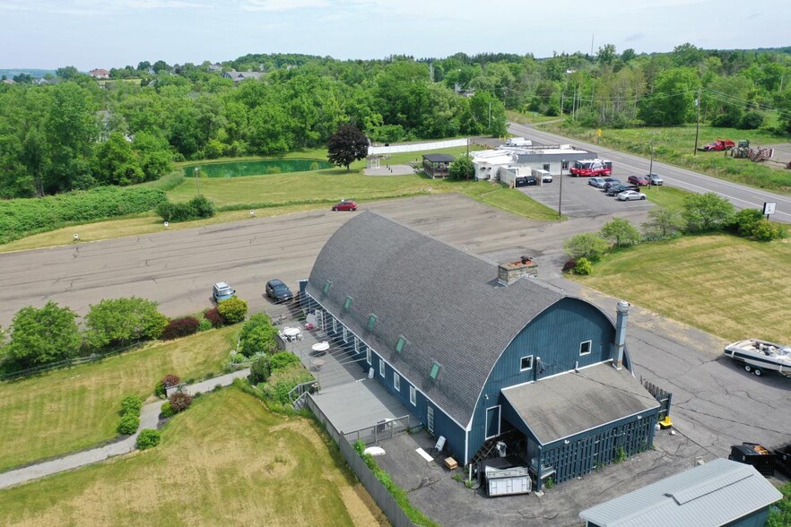 1636 E Shore Dr, Ithaca, NY à vendre - Photo du bâtiment - Image 2 de 3