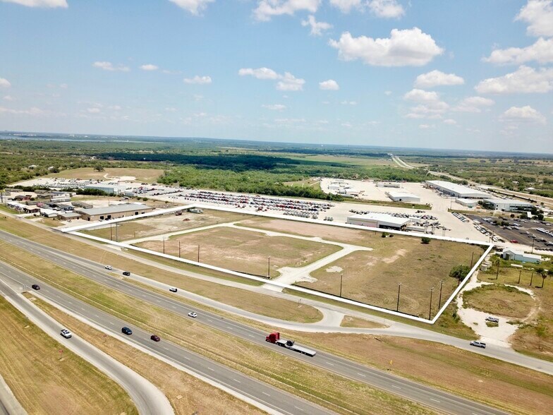 20030 S Interstate 37, Elmendorf, TX à vendre - Photo du bâtiment - Image 2 de 9