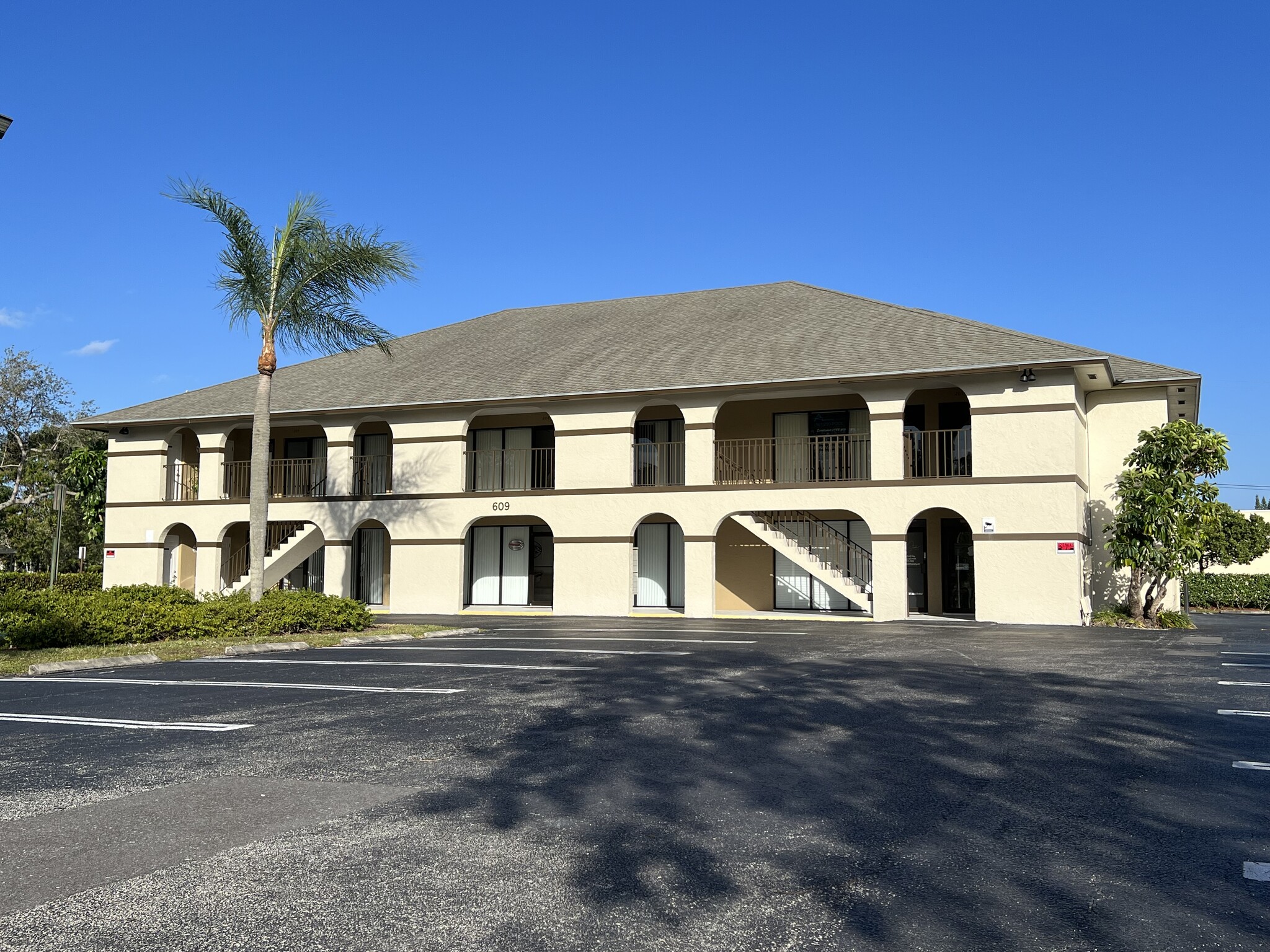 609 N Hepburn Ave, Jupiter, FL for lease Building Photo- Image 1 of 4