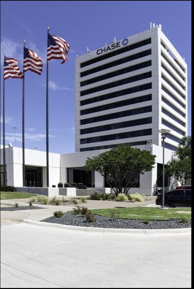 100 N Central Expy, Richardson, TX à louer - Photo du bâtiment - Image 2 de 20