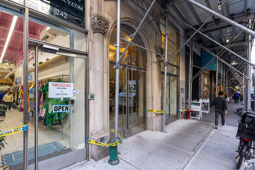 242 W 38th St, New York, NY for lease - Building Photo - Image 2 of 7