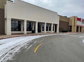 2000 N Neil St, Champaign, IL à louer Photo du bâtiment- Image 2 de 2