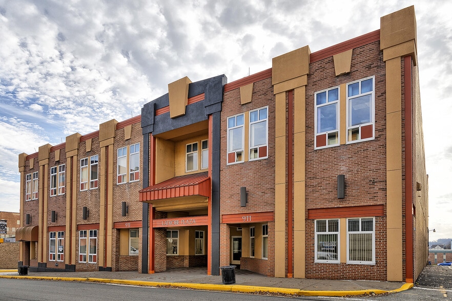 911 Ligonier St, Latrobe, PA à vendre - Photo du bâtiment - Image 2 de 21