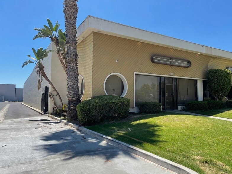 19410-19420 Business Center Dr, Northridge, CA for lease - Building Photo - Image 2 of 36