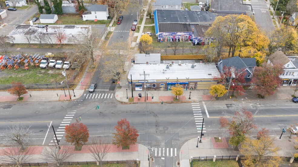 811 Dixwell Ave, Hamden, CT à vendre - Photo du bâtiment - Image 2 de 34