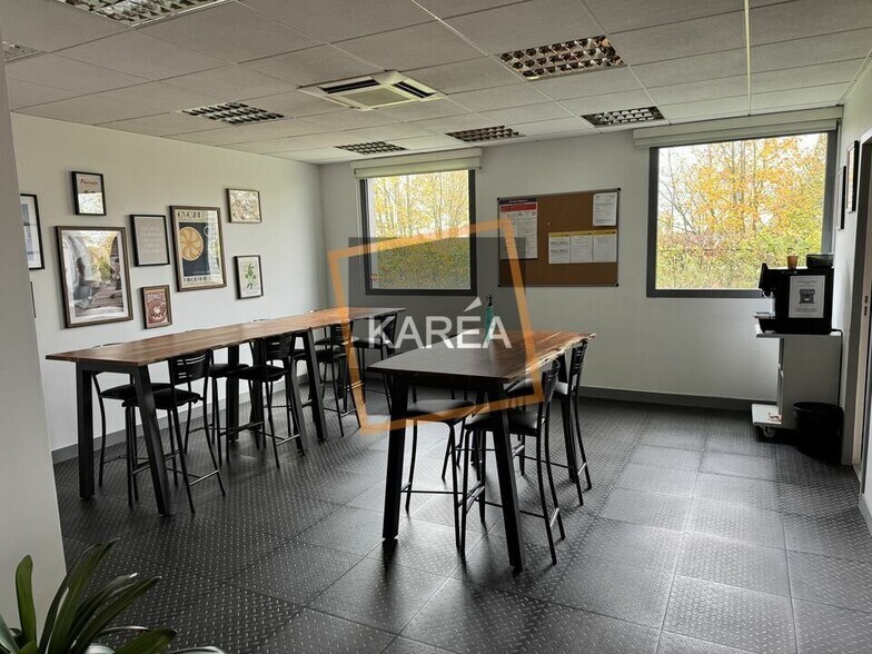 Office in Magny-le-Hongre for lease - Interior Photo - Image 2 of 6