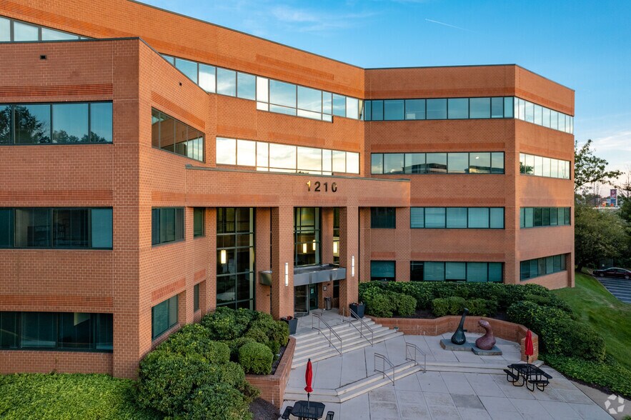 1210 Northbrook Dr, Trevose, PA à louer - Photo du bâtiment - Image 2 de 6