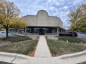 800-826 S McLean Blvd, Elgin, IL for lease Building Photo- Image 1 of 5