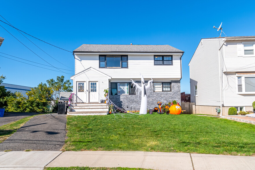 663 9th St, Secaucus, NJ à vendre - Photo principale - Image 1 de 1