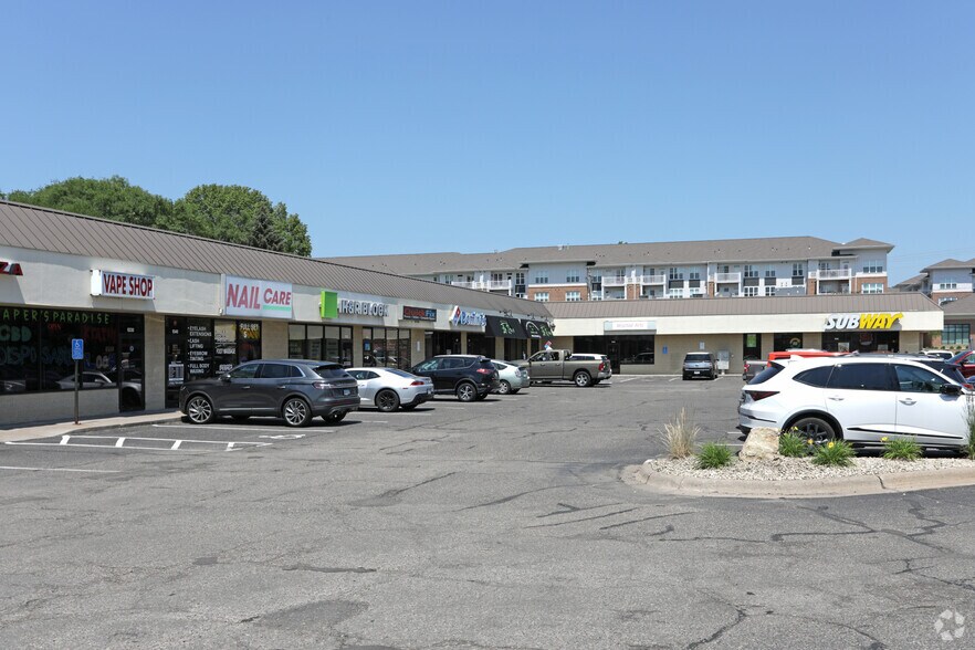 9300-9390 Lexington Ave NE, Circle Pines, MN à louer - Photo du bâtiment - Image 2 de 16