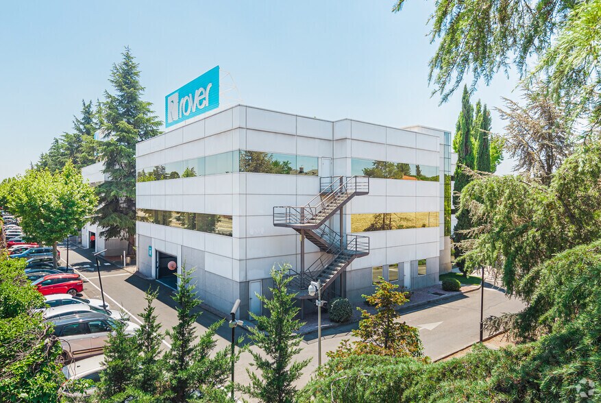 Calle de Ochandiano, 12, Madrid, Madrid à louer - Photo du bâtiment - Image 3 de 6