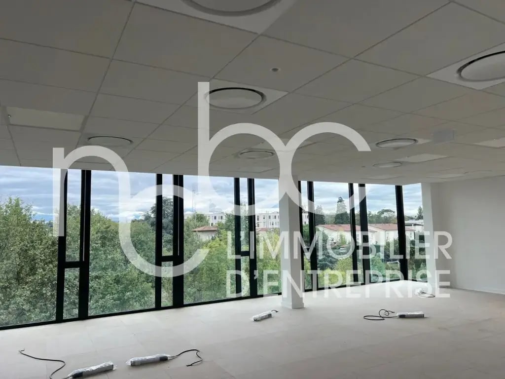 Office in Limonest for lease Interior Photo- Image 1 of 4