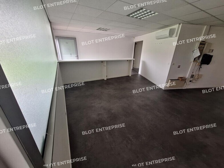 Flex in La Mézière for lease - Interior Photo - Image 2 of 4