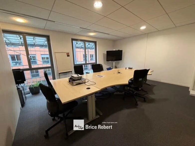 45 Quai Charles De Gaulle, Lyon for lease - Interior Photo - Image 1 of 11